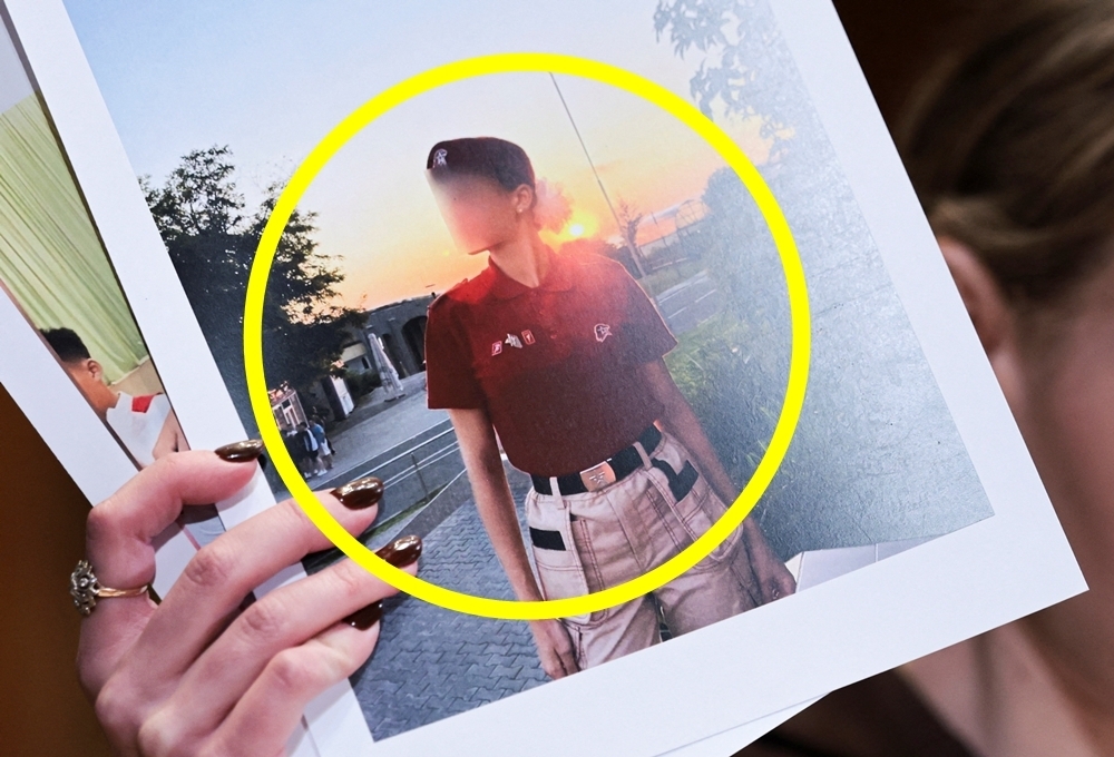 ‘우크라이나 지역인권센터’ 소속 변호사인 카테리나 라셰프스카가 3일(현지시간) 미국 워싱턴D.C. 국회의사당에서 열린 상원 청문회에 출석해, 러시아군이 우크라이나 점령지에서 납치한 우크라이나 어린이 중 최소 2명을 북한으로 강제 이송했다며 피해 어린이로 추정되는 사진을 들고 있다. 2025.12.3 워싱턴 로이터 연합뉴스