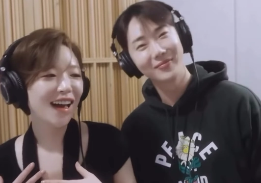 MBC TV 예능 ‘우리 결혼했어요’에서 ‘아담 부부’로 큰 사랑을 받았던 그룹 2AM 멤버 조권(오른쪽)과 브라운아이드걸스 가인이 16년 만에 다시 듀엣곡 ‘우리 사랑하게 됐어요’를 함께 부르며 화제를 모았다. 인스타그램 캡처