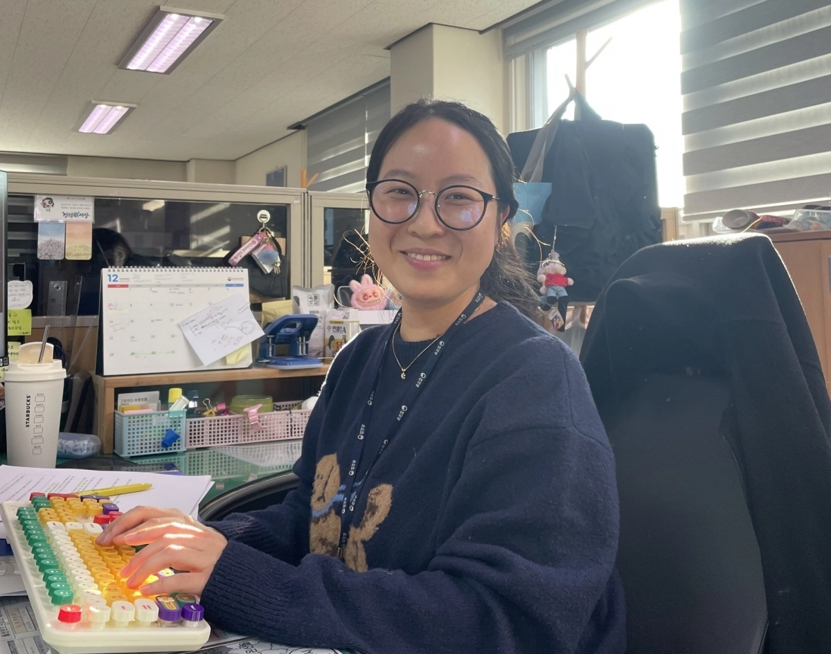 이성희 주무관이 4일 울산 남구 울산보호관찰소 사무실에서 미소를 짓고 있다. 이성희 주무관 제공
