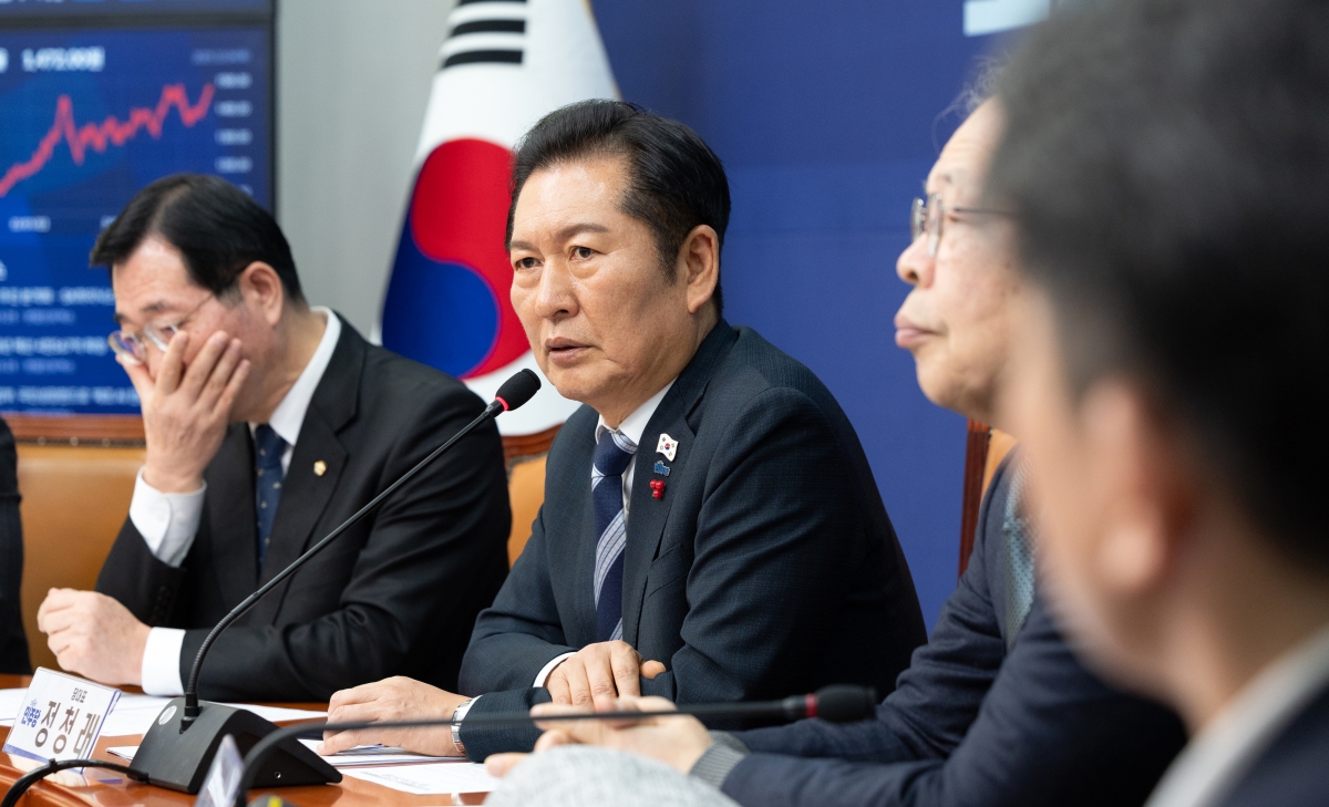 정청래 더불어민주당 대표가 4일 서울 여의도 국회에서 열린 역사와정의특별위원회-국가보훈정책특별위원회 보훈·역사 분야 정책 간담회에서 인사말하고 있다. 뉴스1