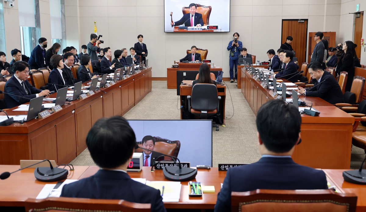 국회 산업통상자원중소벤처기업위원회 이철규 위원장이 4일 서울 여의도 국회에서 열린 제419회 국회(정기회) 산업통상자원중소벤처기업위원회 제9차 전체회의에서 의사봉을 두드리고 있다. 2025.12.4. 연합뉴스