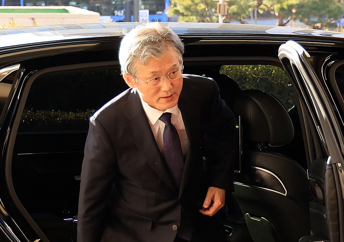 조희대 대법원장이 4일 서울 서초구 대법원으로 출근하고 있다. 더불어민주당이 내란전담재판부 설치법을 연내 처리하겠다고 밝힌 가운데 법원행정처는 5일 열리는 정기 전국법원장회의에서 의견을 수렴하기로 했다. 뉴스1