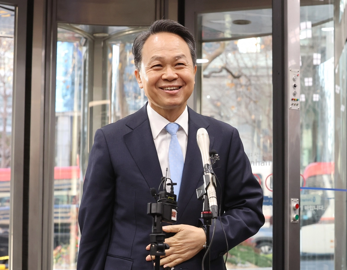 진옥동 신한금융지주 회장이 4일 서울 중구 신한금융 본사에서 열린 차기 회장 후보 면접을 앞두고 포부를 밝히고 있다. 연합뉴스