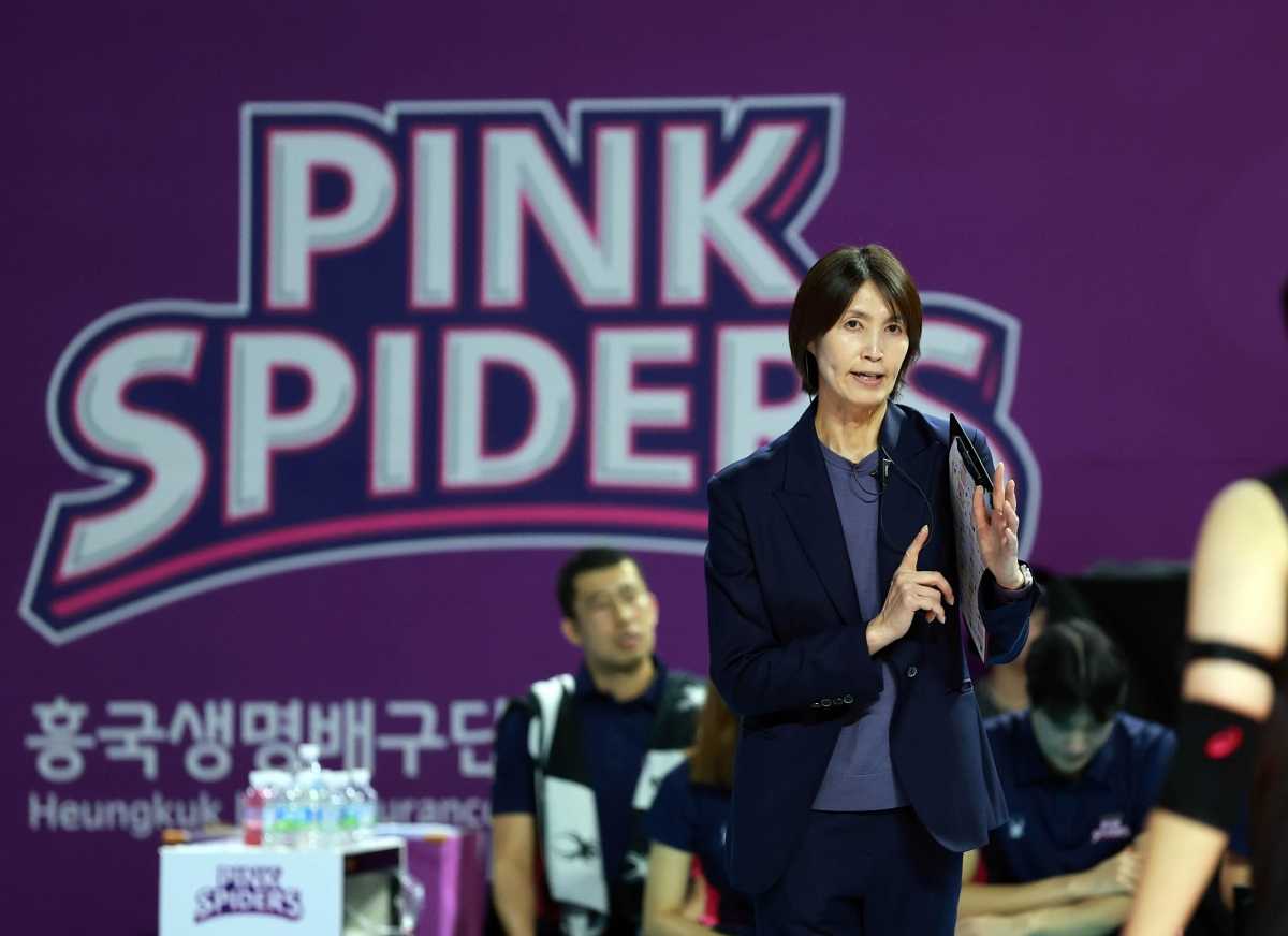 이번 시즌부터 흥국생명을 이끌고 있는 일본인 명장 요시하라 도모코 감독이 지난 3일 홈구장인 인천 삼산월드체육관에서 열린 한국도로공사와의 경기에서 선수들에게 작전을 지시하고 있다. 흥국생명 제공