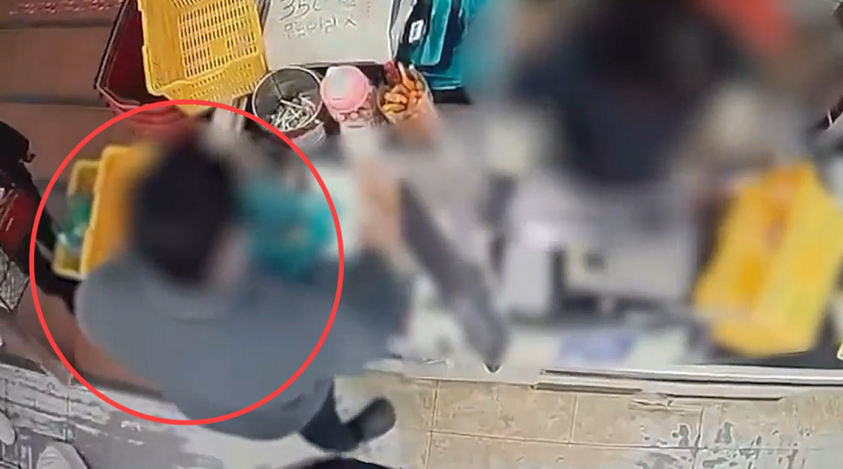 지난 3일 경남 창원시에서 있었던 ‘모텔 흉기 난동 사건’ 피의자가 범행 전 모텔 인근 마트에서 음식류와 흉기를 구입하고 있다. 2025.12.4. 경남경찰청 제공