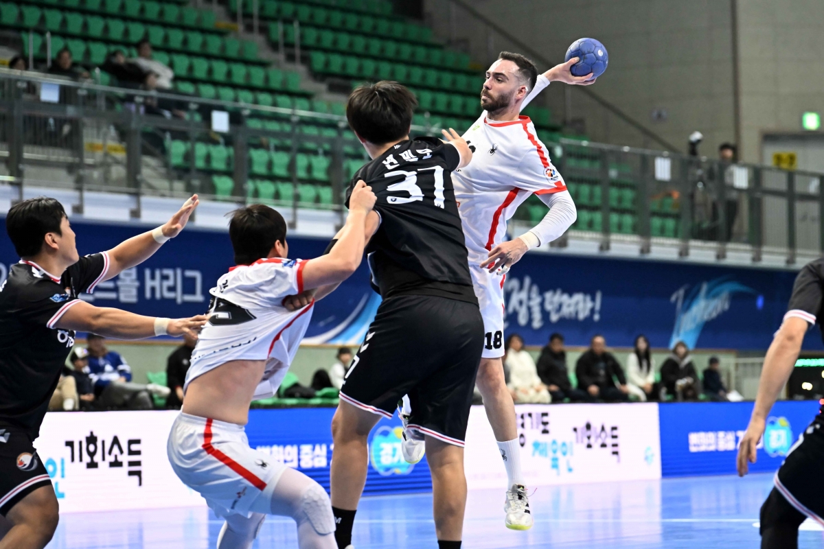 SK호크스의 프란시스코가 4일 인천 선학체육관에서 열린 신한 SOL뱅크 2025-2026 핸드볼 H리그 남자부 하남시청과의 경기에서 수비를 뚫고 슛을 시도하고 있다. 한국핸드볼 연맹
