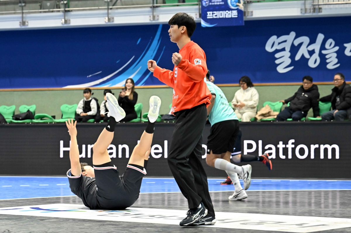 SK호크스의 지형진 골키퍼가 4일 인천 선학체육관에서 열린 신한 SOL뱅크 2025-2026 핸드볼 H리그 남자부 하남시청과의 경기에서 선방한 뒤 주먹을 불끈 쥐고 있다. 한국핸드볼 연맹 제공