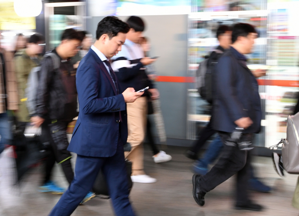 한국경제인협회가 4일 최근 5년 동안 월급이 연평균 3.3% 오르는데 그쳤지만 근로소득세는 9.3%씩 늘었다는 내용의 보고서를 발표했다. 물가인상에도 불구하고 과세표준을 손보지 않은 결과다. 사진은 서울 1호선 신도림역에서 출근을 서두르는 직장인 이미지. 서울신문DB