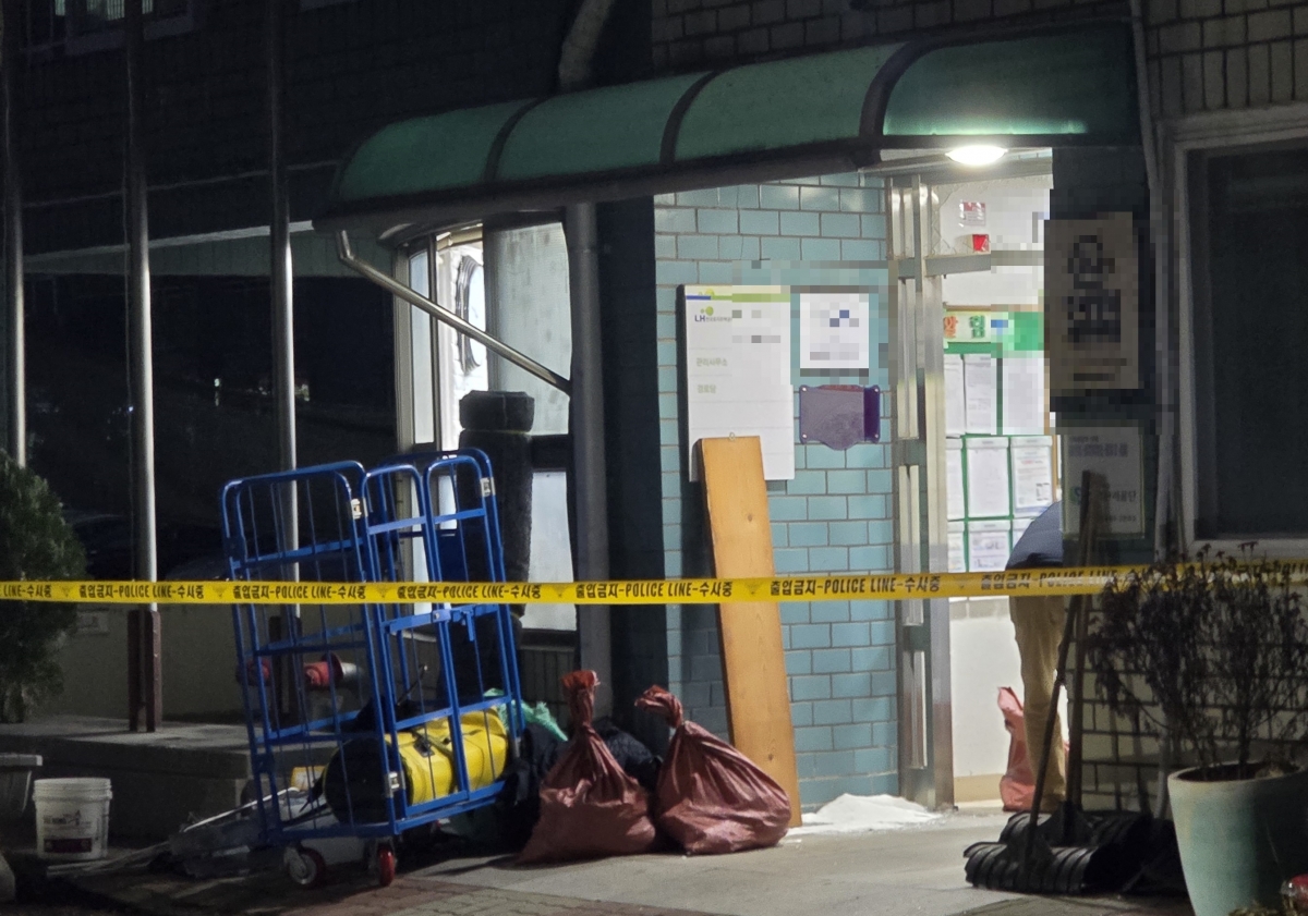 4일 오후 충남 천안의 한 아파트에서 발생한 살인 사건 현장에 폴리스 라인이 설치돼 있다. 독자제공