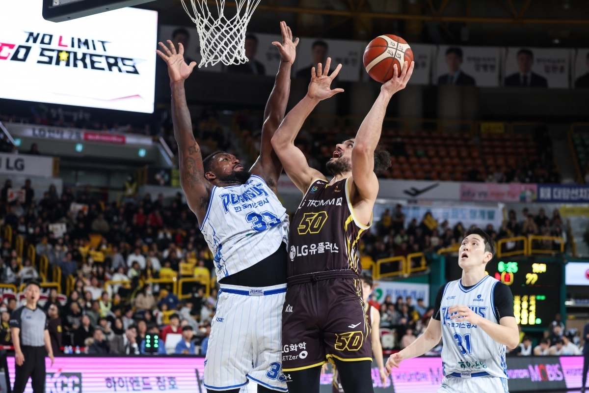 대구 한국가스공사 닉 퍼킨스(왼쪽)이 일 창원실내체육관에서 열린 2025-26 LG전자 프로농구 창원 LG와의 2라운드 원정 경기에서 아셈 마레이의 골밑 공격을 수비하고 있다. KBL 제공