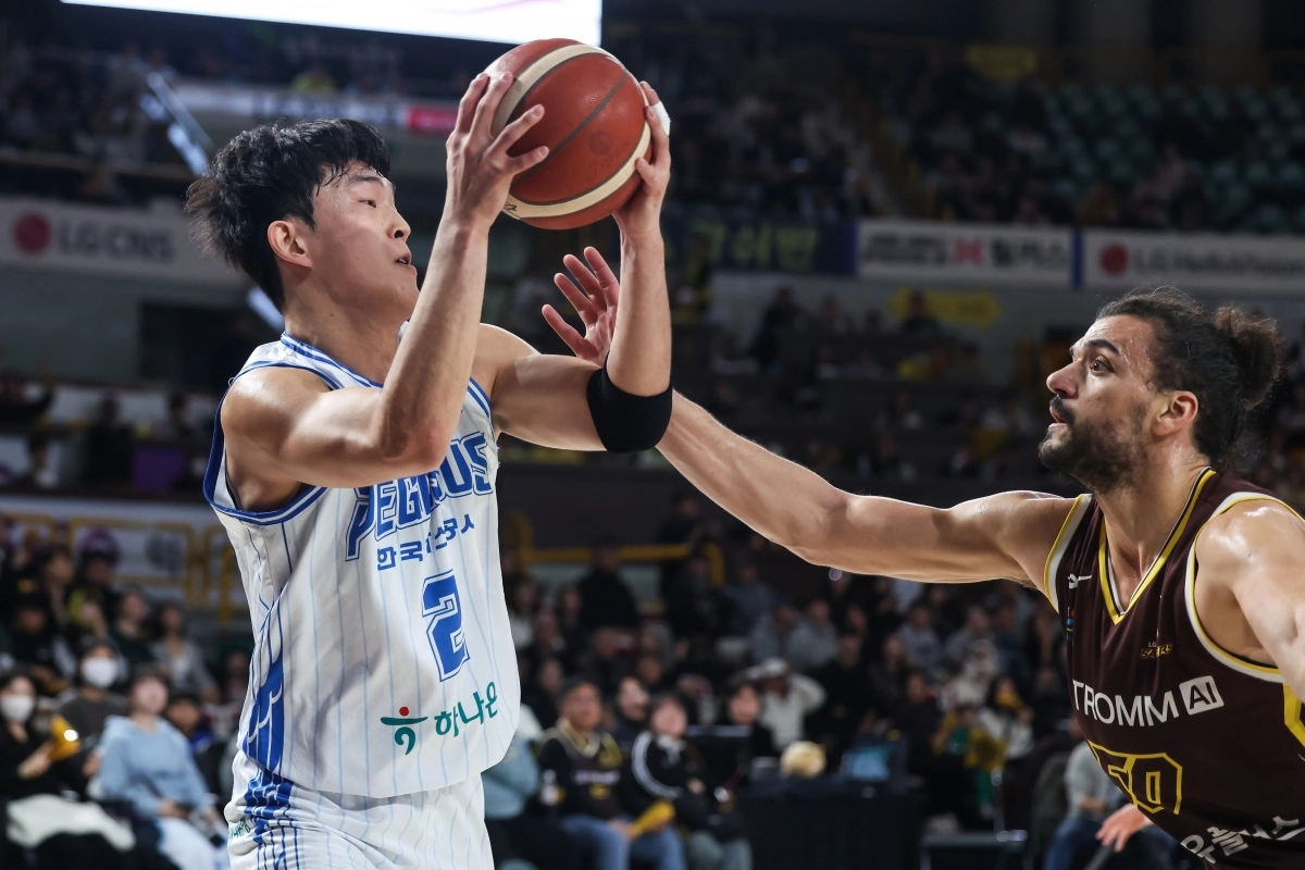대구 한국가스공사의 신승민이 일 창원실내체육관에서 열린 2025-26 LG전자 프로농구 L창원 G와의 경기에서 마레이의 수비를 뚫고 패스하고 있다. KBL제공