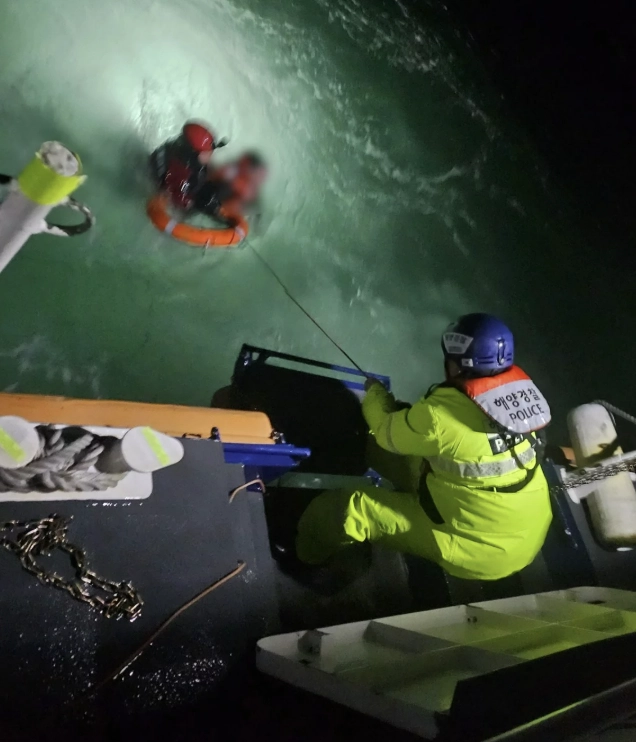 해양경찰이 전복된 어선에 탄 선원을 구조하고 있다. (태안해양경찰서 제공)