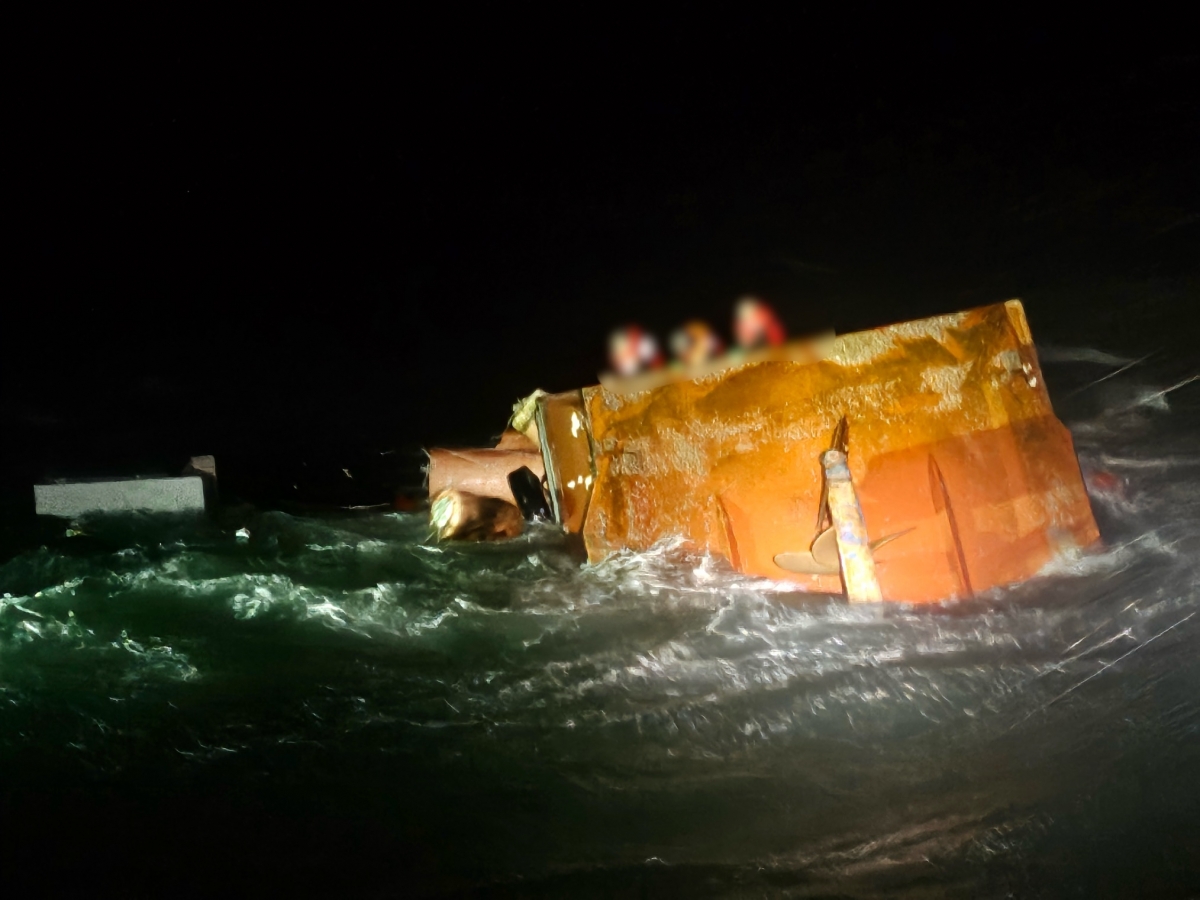 전복된 선박 위에서 구조를 기다리는 승선원들
