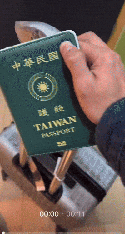 일본을 방문한 일부 중국인 관광객이 여권을 대만 또는 일본 것으로 보이도록 위장하고 있다고 4일 일본 닛칸스포츠가 대만 매체 자유시보를 인용해 보도했다. 사진 왼쪽은 중국인 관광객의 여권, 오른쪽은 해당 여권에 ‘대만 여권 커버’를 씌운 모습. 2025.12.1 스레드