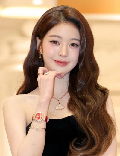 그룹 아이브의 장원영이 4일 서울 신세계백화점 강남점에 오픈한 주얼리 브랜드 불가리의 ‘홀리데이 디바스 드림’ 팝업에서 포즈를 취하고 있다. 2025.12.4 <br>연합뉴스