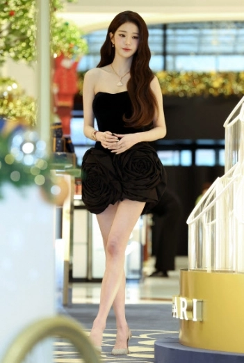 그룹 아이브의 장원영이 4일 서울 신세계백화점 강남점에 오픈한 주얼리 브랜드 불가리의 ‘홀리데이 디바스 드림’ 팝업을 방문하고 있다. 2025.12.4 <br>연합뉴스