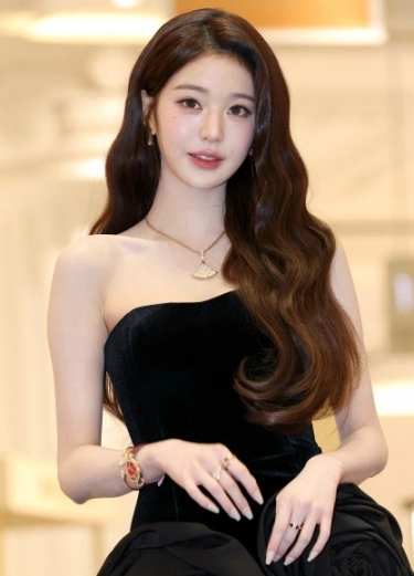 그룹 아이브의 장원영이 4일 서울 신세계백화점 강남점에 오픈한 주얼리 브랜드 불가리의 ‘홀리데이 디바스 드림’ 팝업에서 포즈를 취하고 있다. 2025.12.4 <br>연합뉴스
