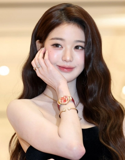 그룹 아이브의 장원영이 4일 서울 신세계백화점 강남점에 오픈한 주얼리 브랜드 불가리의 ‘홀리데이 디바스 드림’ 팝업에서 포즈를 취하고 있다. 2025.12.4 <br>연합뉴스