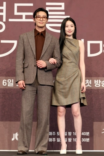 배우 박서준(왼쪽)과 원지안이 4일 서울 구로구 더링크서울 호텔에서 열린 JTBC 토일드라마 ‘경도를 기다리며’ 제작발표회에서 포즈를 취하고 있다. 2025.12.4<br>연합뉴스