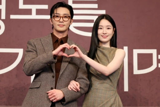 배우 박서준(왼쪽)과 원지안이 4일 서울 구로구 더링크서울 호텔에서 열린 JTBC 토일드라마 ‘경도를 기다리며’ 제작발표회에서 포즈를 취하고 있다. 2025.12.4<br>연합뉴스
