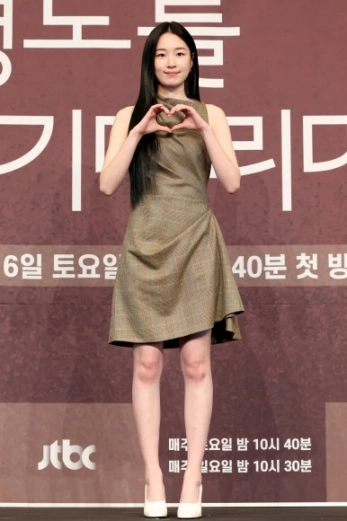 배우 원지안이 4일 서울 구로구 더링크서울 호텔에서 열린 JTBC 토일드라마 ‘경도를 기다리며’ 제작발표회에서 포즈를 취하고 있다. 2025.12.4<br>연합뉴스