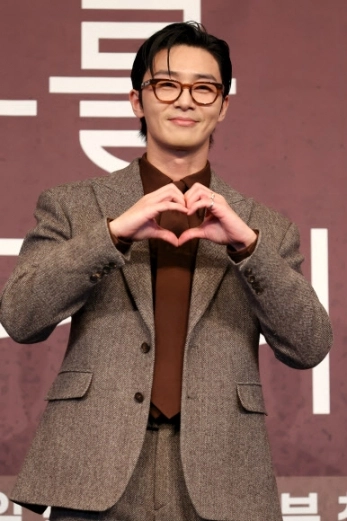 배우 박서준이 4일 서울 구로구 더링크서울 호텔에서 열린 JTBC 토일드라마 ‘경도를 기다리며’ 제작발표회에서 포즈를 취하고 있다. 2025.12.4<br>연합뉴스