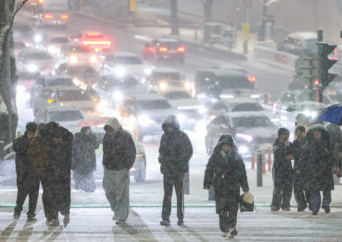 첫눈 쏟아진 서울 ‘대설 재난문자’ …  오늘 출근길 빙판 주의