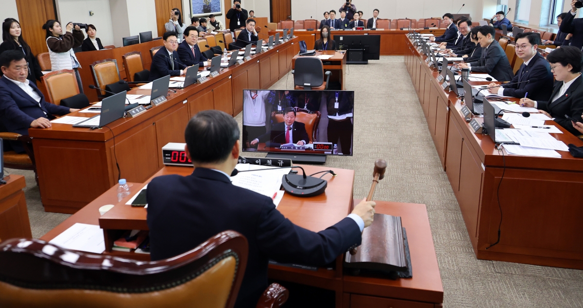 국회 산업통상자원중소벤처기업위원회 이철규 위원장이 4일 서울 여의도 국회에서 열린 제419회 국회(정기회) 산업통상자원중소벤처기업위원회 제9차 전체회의에서 여야 합의에 따라 산자위 대안으로 발의된 반도체특별법이 통과되고 있다. 2025.12.4. 연합뉴스