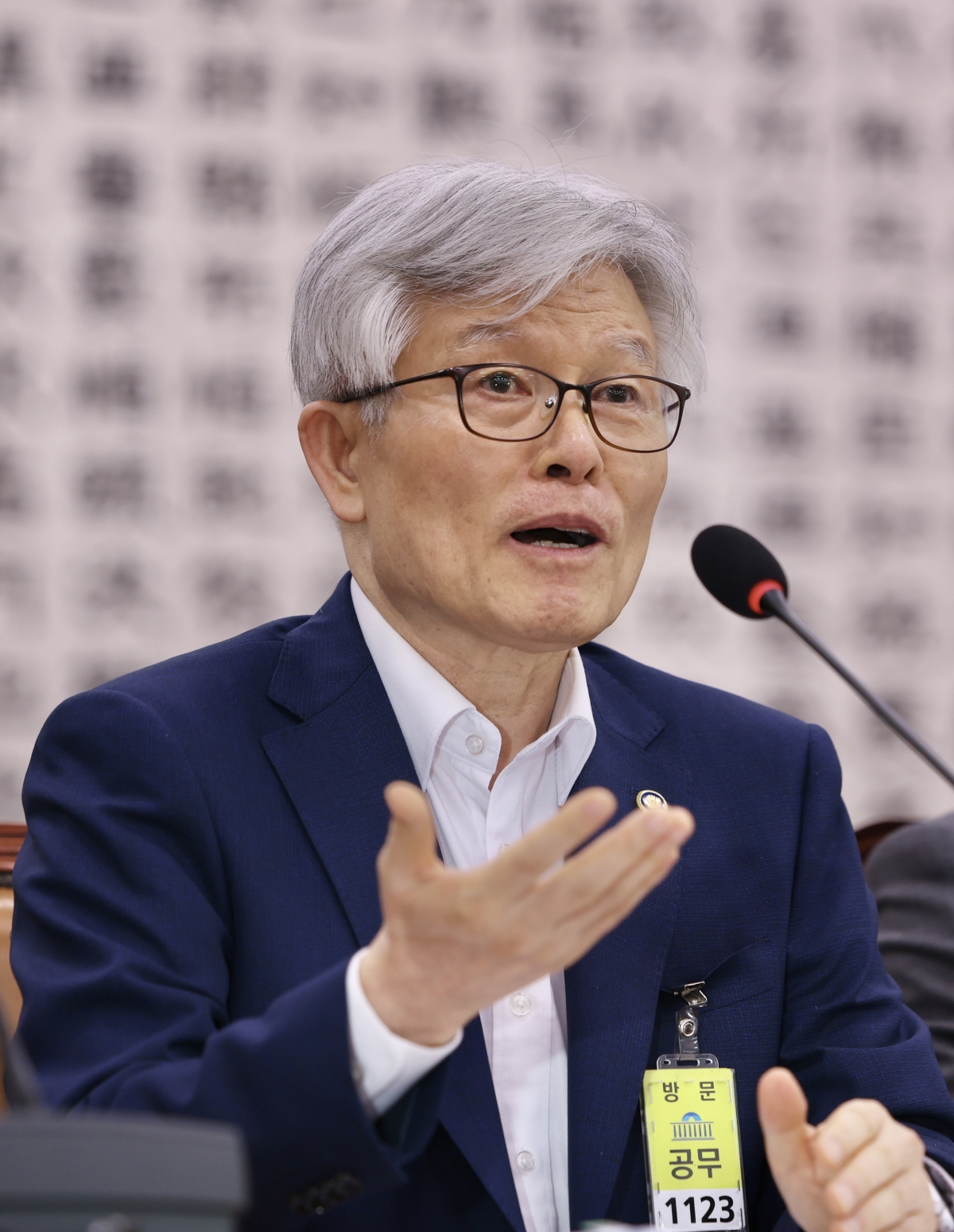 질문에 답하는 최동석 인사혁신처장