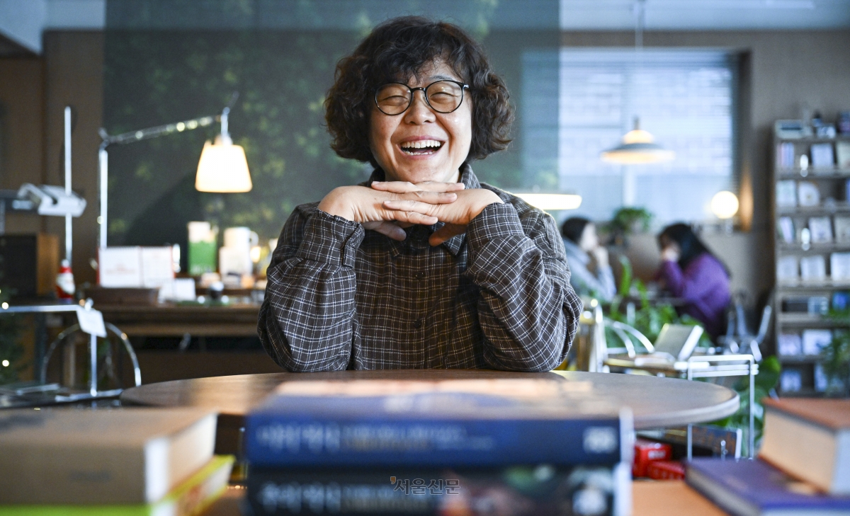 김중미 작가가 지난 2일 서울 강서구의 한 카페에서 “가난한 어린이와 청소년이 어려움을 딛고 성공해 부자가 되게 하는 것이 아니라 가난한 이들을 서로 연결하고 고립되지 않게 연결망을 만드는 일이 자신의 일”이라면서 ﻿웃고 있다. 이지훈 기자