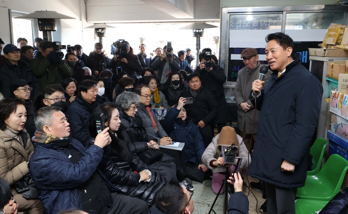 오세훈(오른쪽) 서울시장이 4일 종묘 경관 훼손 논란에 휩싸인 세운재정비 촉진지구 주민들을 만나 사업 추진 계획을 설명하고 있다. 연합뉴스