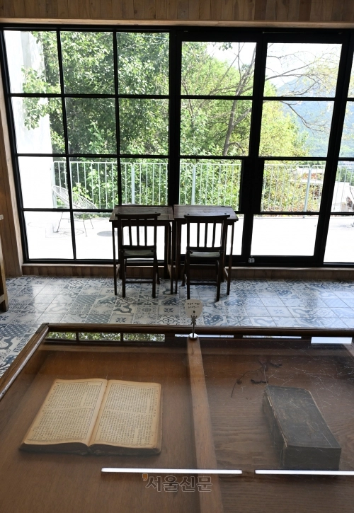 예배당 밖에 있는 도서실.