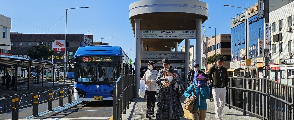 제주형 간선급행버스체계(BRT) 고급화 사업 첫 번째 구간인 서광로 시외버스터미널 앞 섬식정류장에서 시민들이 내려 이동하고 있다.