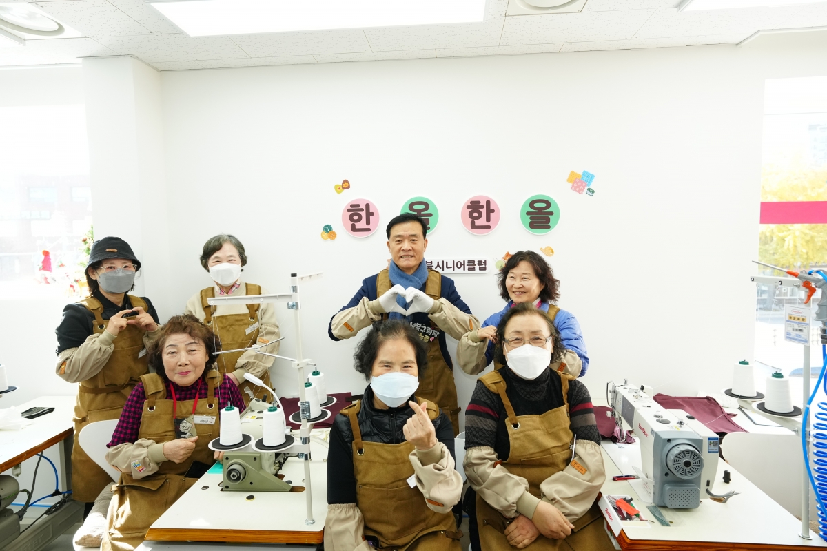 성북구 종암동 ‘행복한 세탁소’ 내 ‘한올한올봉제’에 참여한 시니어들과 이승로(가운데) 구청장. 성북구 제공