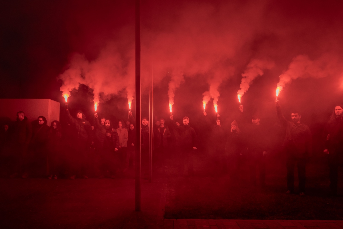 28일(현지시간) 우크라이나 수도 키이우 인근의 전사자 묘역에서 열린 우크라이나 항공정찰부태 ‘바라쿠다’ 소속 아르투르 발친스키의 장례식에서 조문객들이 조명탄을 들고 있다. 2025.11.28 키이우 AFP 연합뉴스