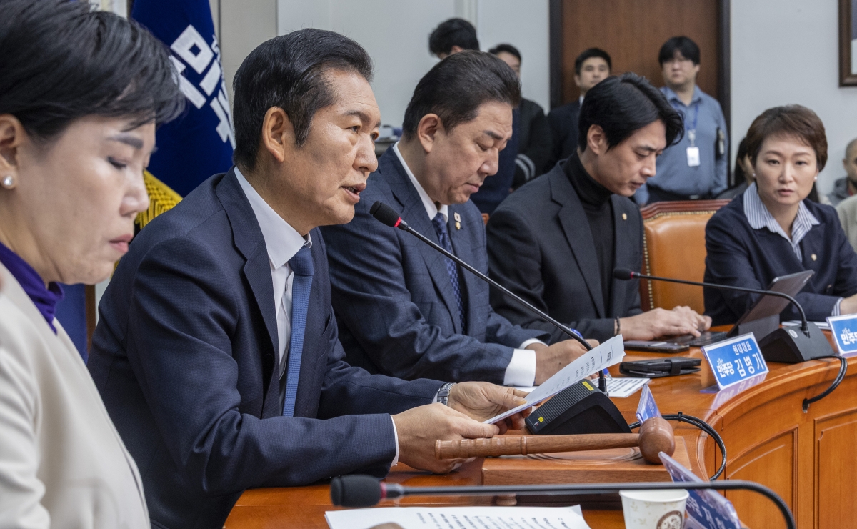 정청래(왼쪽 두 번째) 더불어민주당 대표가 지난달 24일 국회에서 열린 최고위원회의에서 발언하고 있다. 2025.11.24 연합뉴스