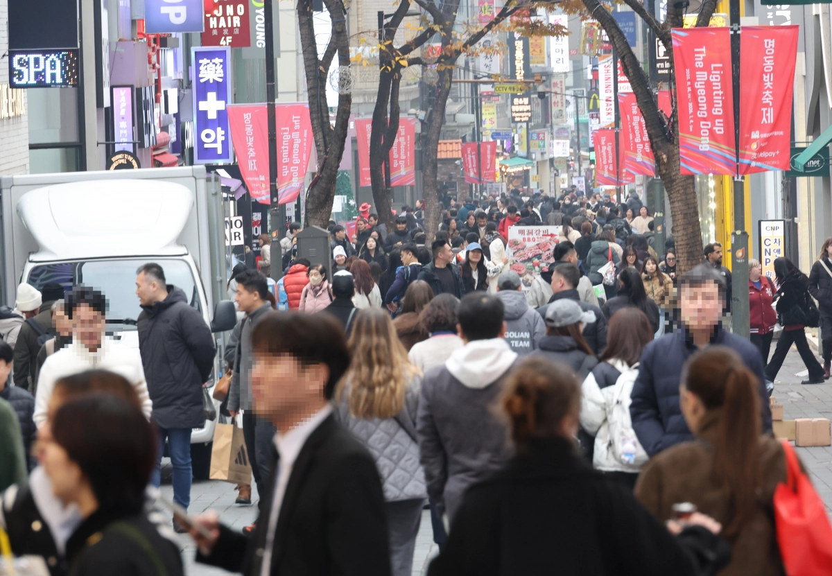 지난달 25일 서울 중구 명동 거리. 2025.11.25 연합뉴스