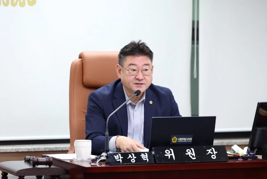 질의하는 박상혁 위원장