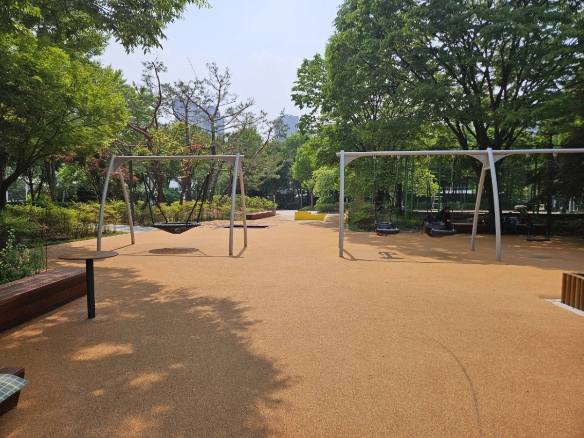 친환경 포장재가 깔린 구리시 늘푸른공원(경기도 제공)