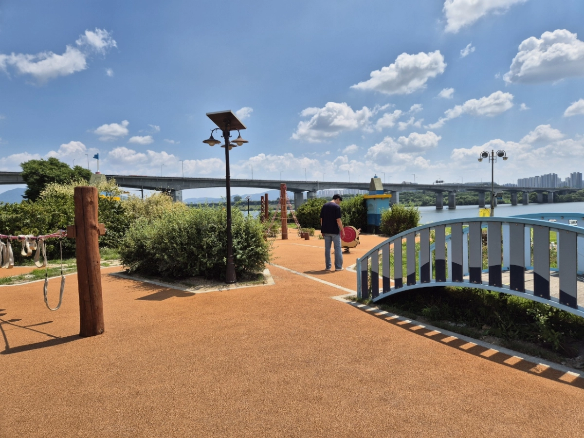 친환경 포장재가 깔린 남양주 한강시민공원 삼패지구(경기도 제공)