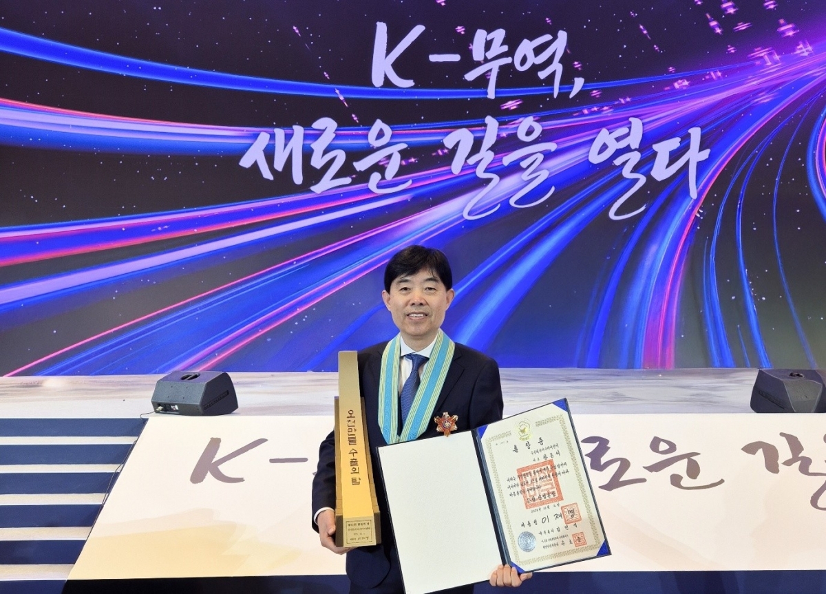 제62회 무역의 날 ‘5천만불 수출의 탑’ 수상과 ‘은탑산업훈장‘ 을 수훈한 ㈜아시아비엔씨(ASIABNC) 황종서 대표