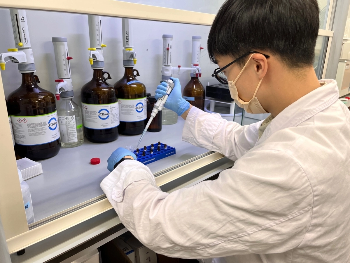 한국임업진흥원 연구원이 잔류농약·유해물질을 분석하고 있다. 한국임업진흥원 제공