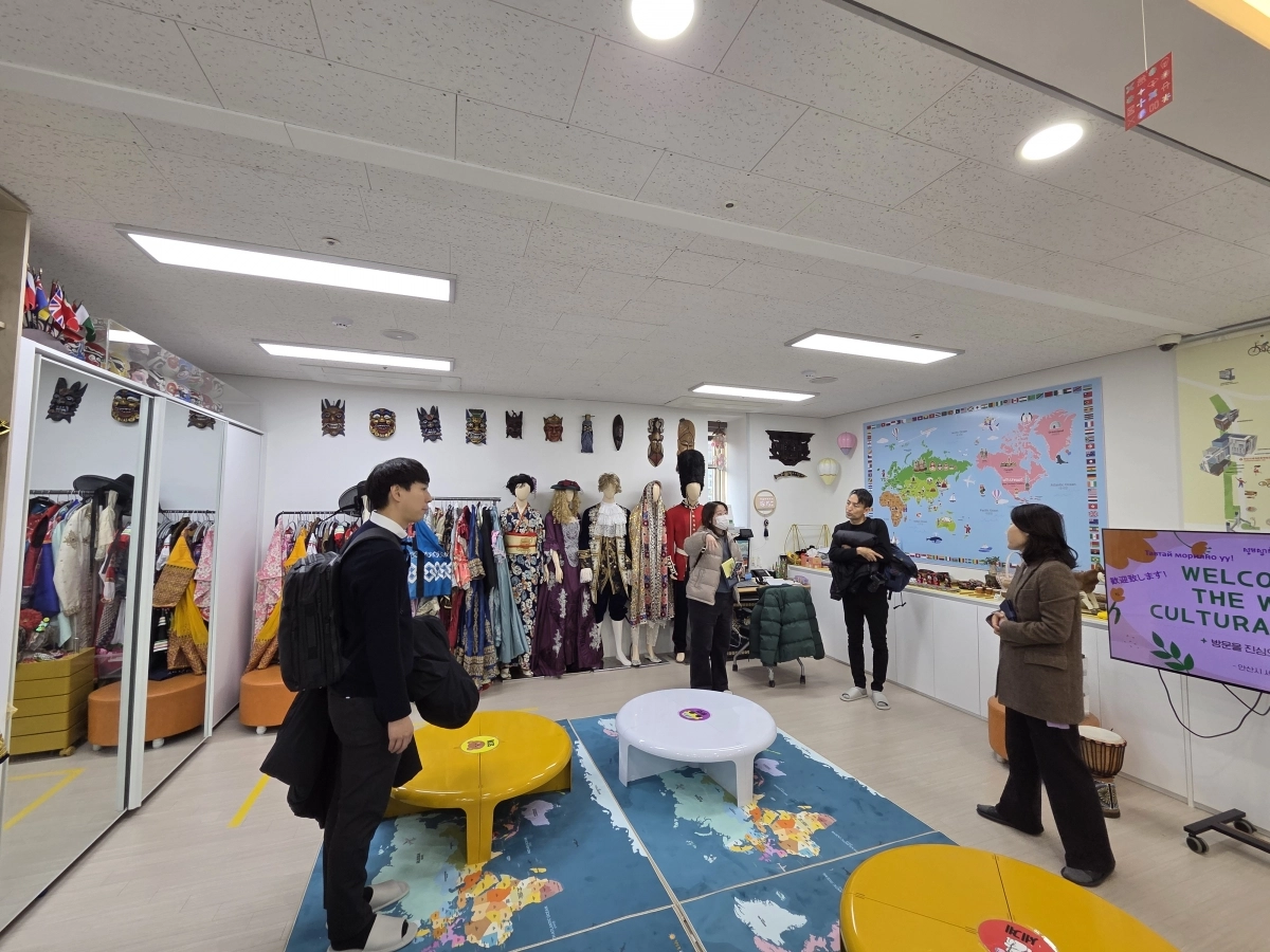 해외  언론사가 안산시의 다문화 정책과 문화를 연이어 취재하고 있다.(안산시 제공)