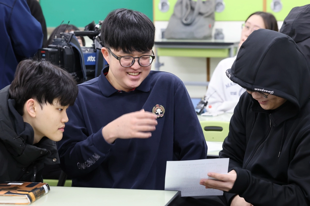 활짝 웃는 수능 만점자