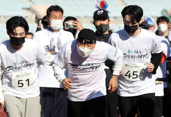 이봉주가 부천시 부천종합운동장에서 열린 ‘이봉주 쾌유 기원 마라톤’에서 출발선을 박차며 달리고 있다. 2021.11.28. 연합뉴스