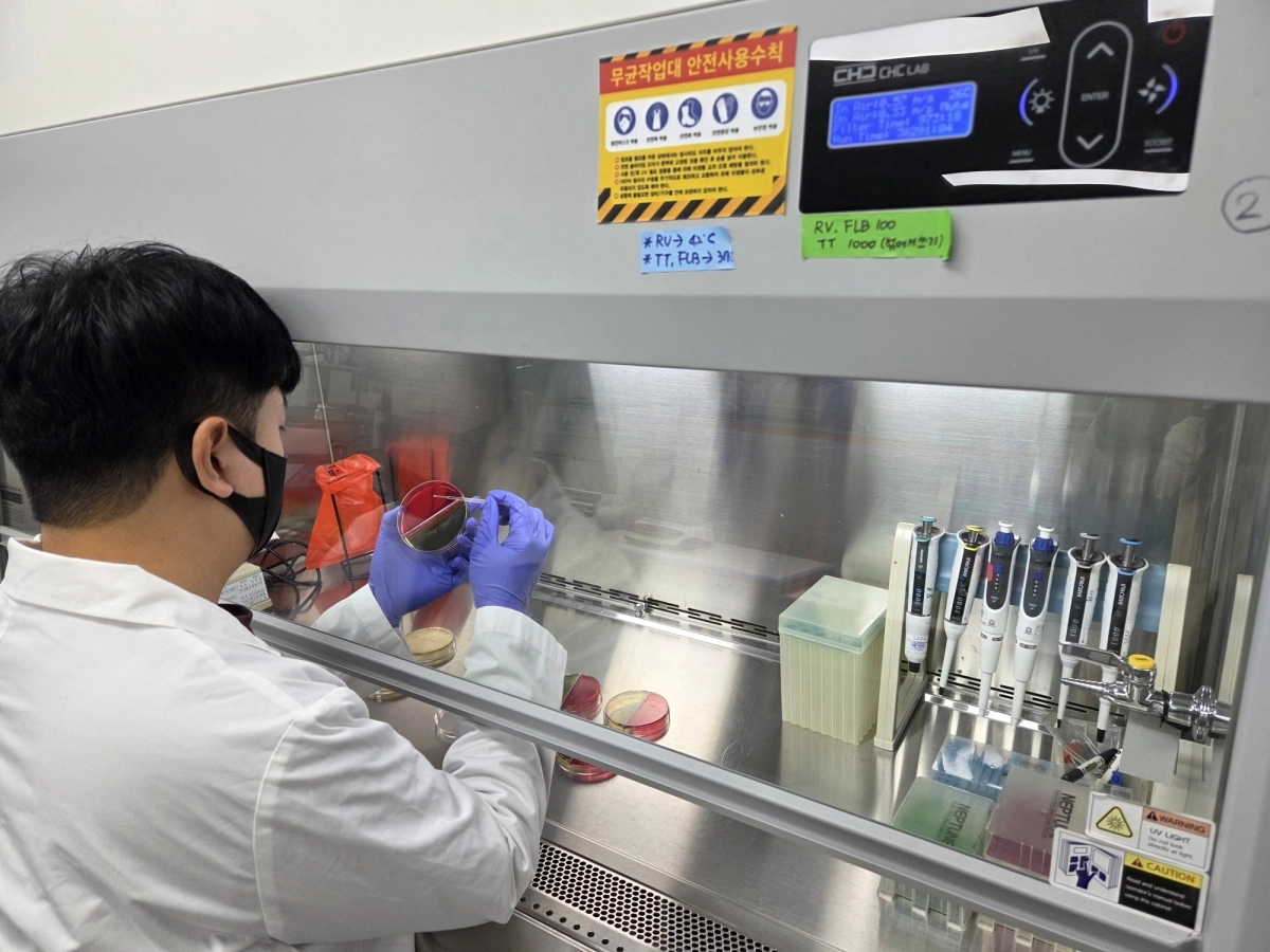 전남동물위생시험소가 로컬푸드 매장에서 판매되는 소고기와 치즈류 등에 대한 특별 수거검사를 하고 있다.