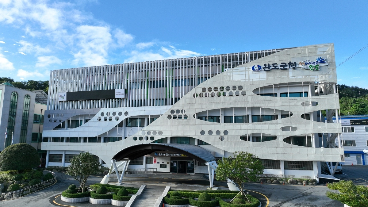 완도군청 전경.