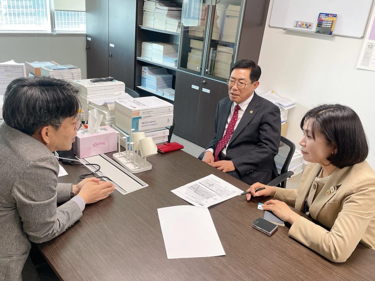 박명수 의원과 황세주 의원 4일 경기도의회에서 관계부서와 정담회를 열고, 안성 동신일반산업단지 농지전용협의 추진현황과 향후 대응 방안을 논의하고 있다.(사진=경기도의회)