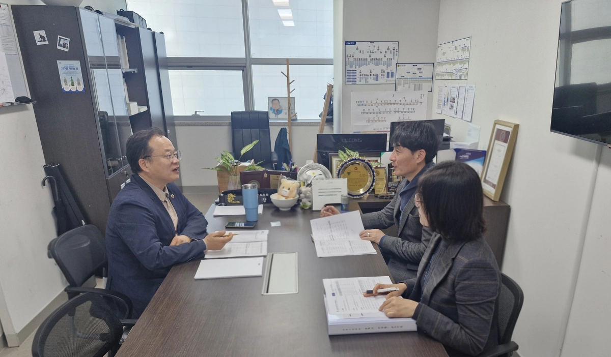 임창휘 의원이 경기도 문화체육관광국 관계자들과 광주 도자공원 활성화 방안을 논의하며 도자박물관 무료화와 파크골프장 조성, 지역 상권 연계 방안 등을 주문하고 있다.(사진=경기도의회)