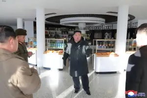 北김정은 “2년도 안 돼 지방공장 40개 건설…눈부신 변혁상”